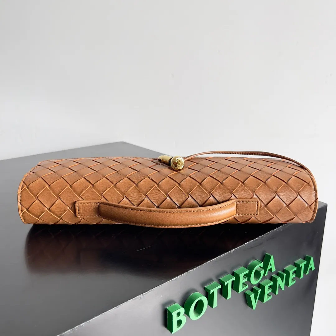 The batch of 1360 BV Andiamo evening handbags has been heavily planted again~ The designer aesthetics in the era of economic downturn are back. I fall in love with it at first sight and can't put it down. It's so beautiful and full of aura. The shape and texture are very competitive. It's light in weight and has sufficient capacity. It's a must-have for fashionistas. It's suitable for many occasions, minimalist, high-end and light luxury. Model No.: 741511 Size: 31*13*3cm
